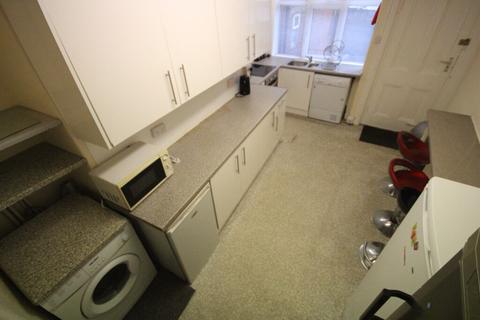6 bedroom end of terrace house to rent - 1 St Michael’s Crescent, Headingley, Leeds, LS6 3AL