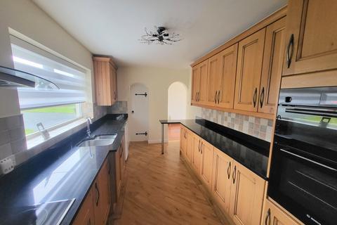 3 bedroom detached bungalow to rent, Woodlands Road, Batley