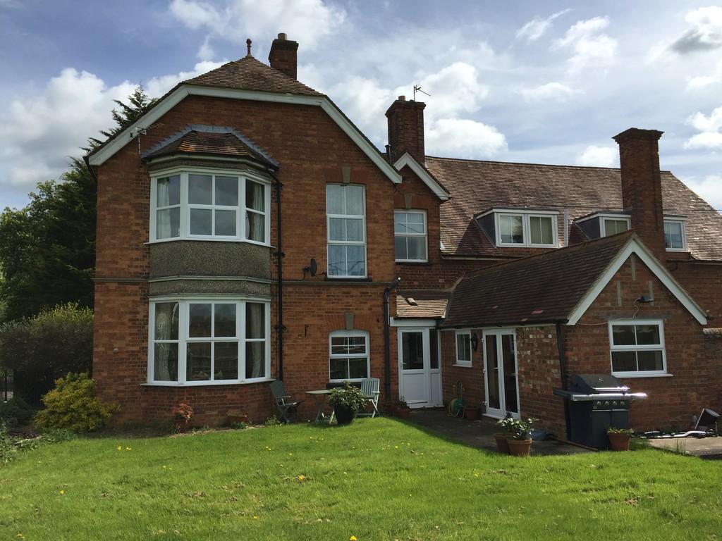 STRATTON AUDLEY EPC RATING E 4 bed semidetached house £1,850 pcm (£