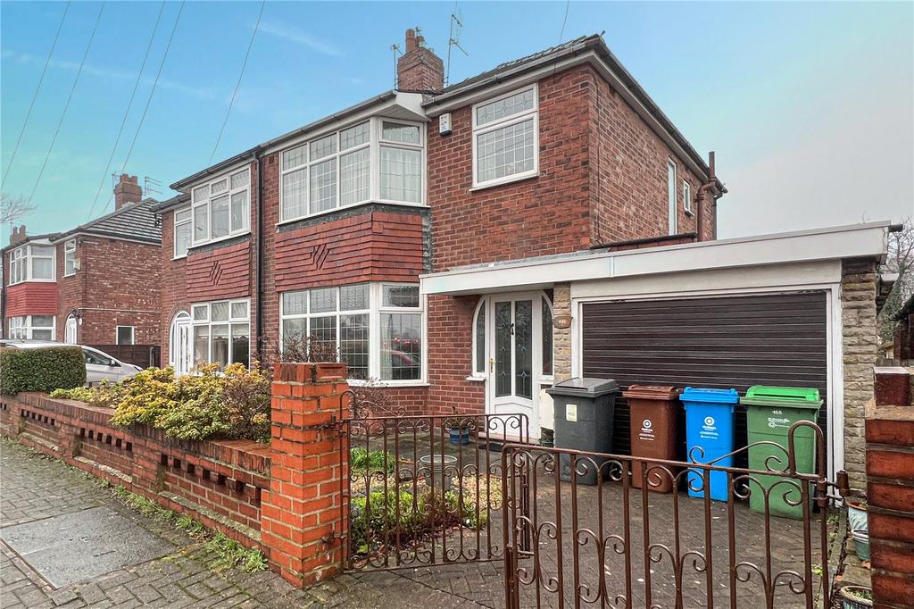 Broadway, Chadderton, Oldham, Greater Manchester, OL9 3 bed semi