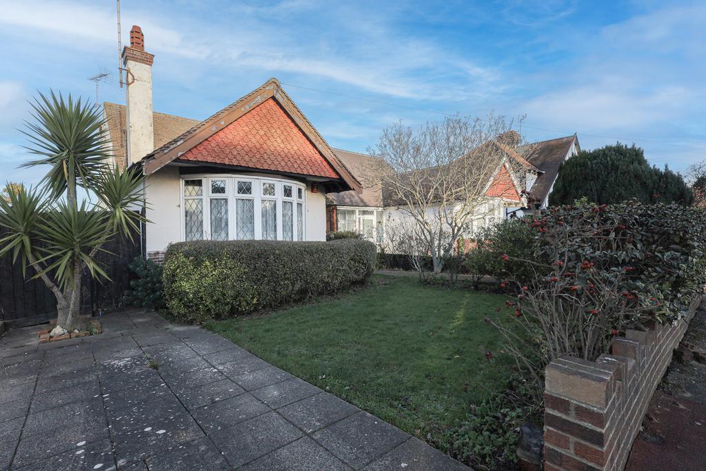 Bridgwater Drive, Westcliffonsea, SS0 3 bed semidetached bungalow
