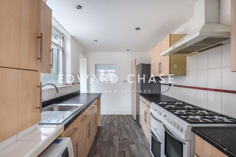 3 bedroom semi-detached house to rent, Malvern Road, Hornchurch, RM11