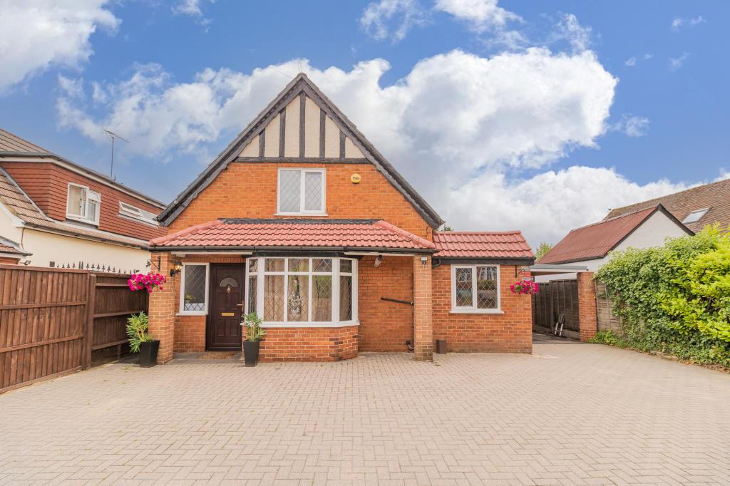 Loddon Bridge Road, Woodley RG5 5 bed detached house £2,350 pcm (£542 pw)