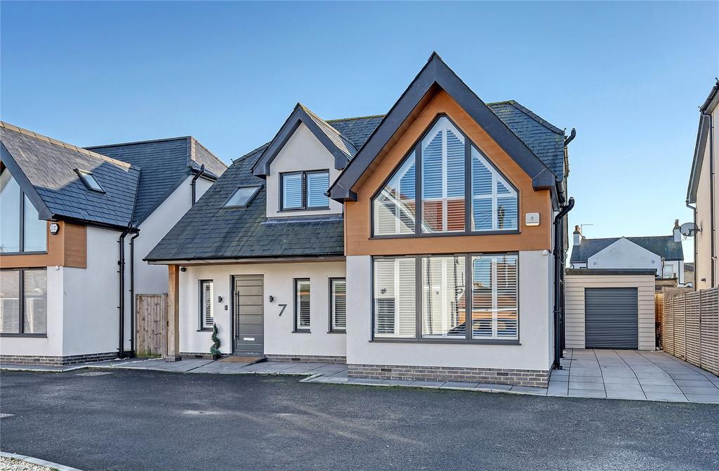 4 bedroom detached house for sale in Great Wakering on OnTheMarket