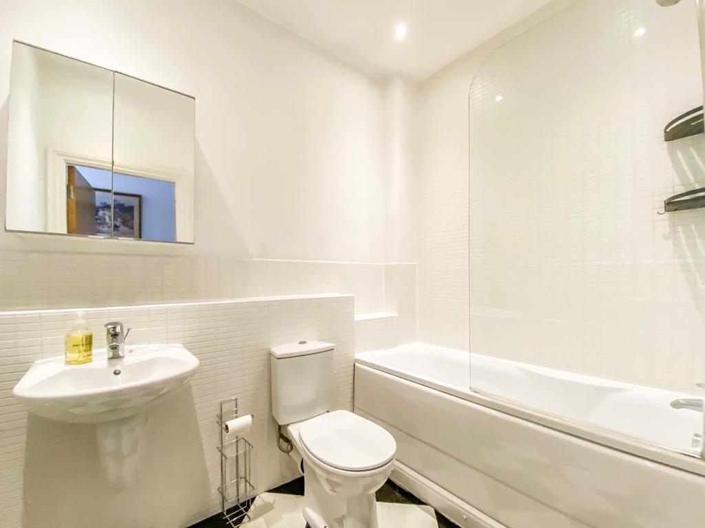 King Bathroom.JPG