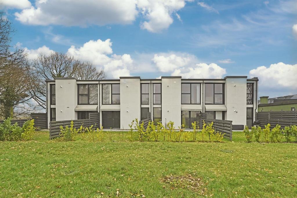 Shrubland Road, Mistley 1 bed flat £180,000