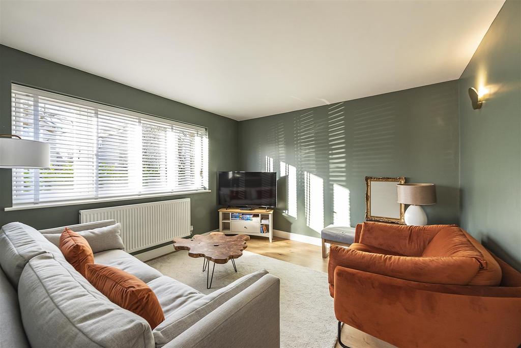 Alzey Gardens, Harpenden 4 bed detached house £1,200,000