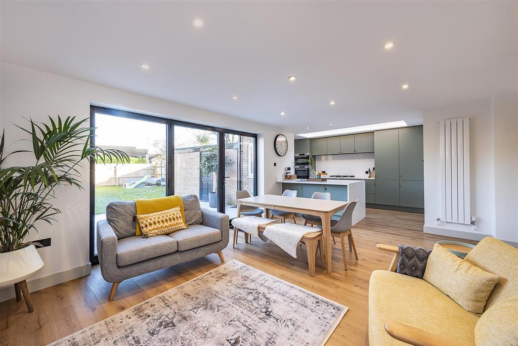 Alzey Gardens, Harpenden 4 bed detached house £1,200,000