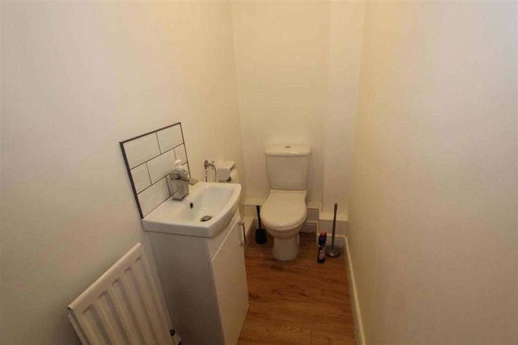 Rushgreen Road, Lymm Property £1,650 pcm (£381 pw)