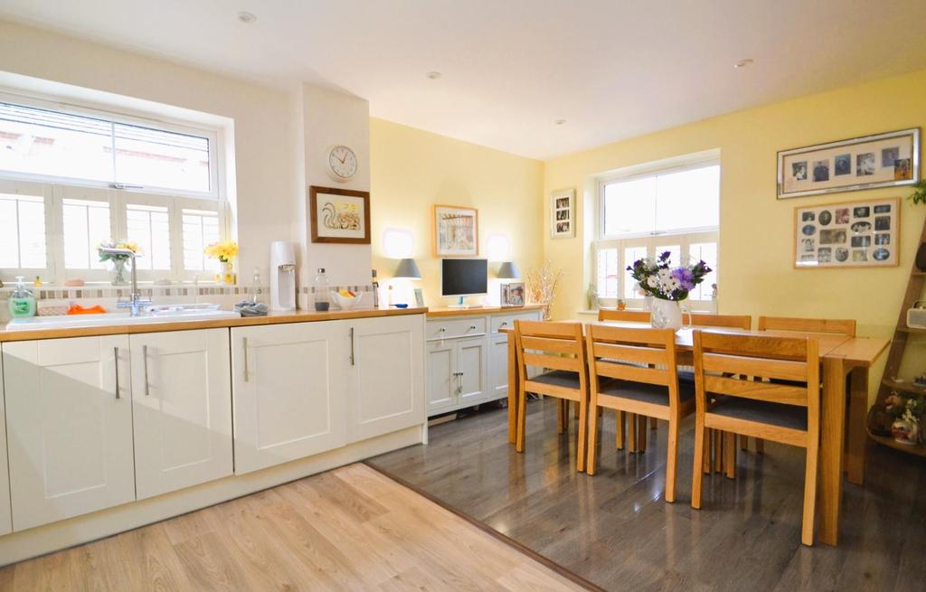 Olvega Drive, Buntingford 3 bed end of terrace house £425,000