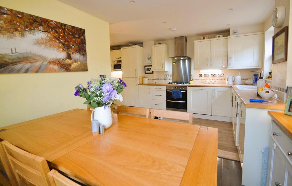 Olvega Drive, Buntingford 3 bed end of terrace house £425,000