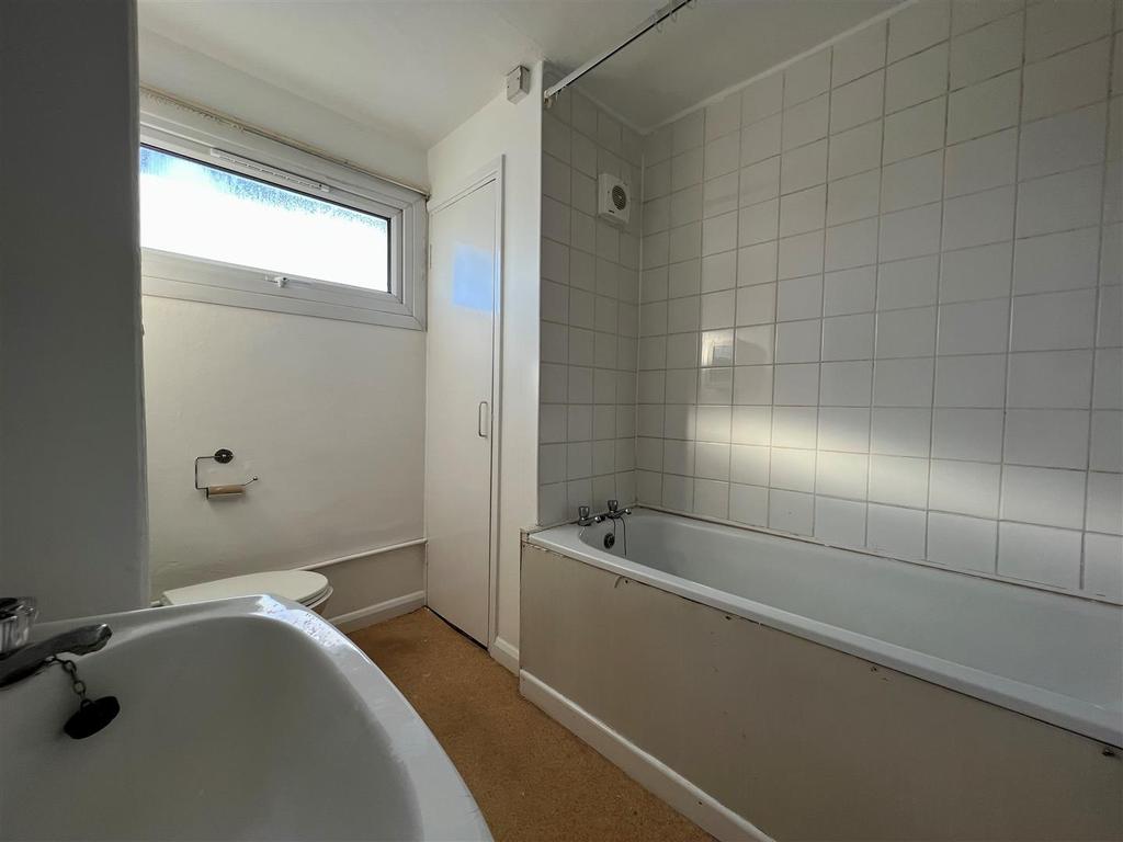 19 farmside - bathroom.jpg