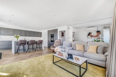 44, Aitons House Pump House Crescent, Brentford, TW8 0FW