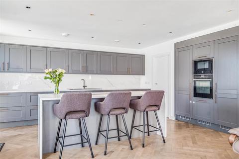 44, Aitons House Pump House Crescent, Brentford, TW8 0FW