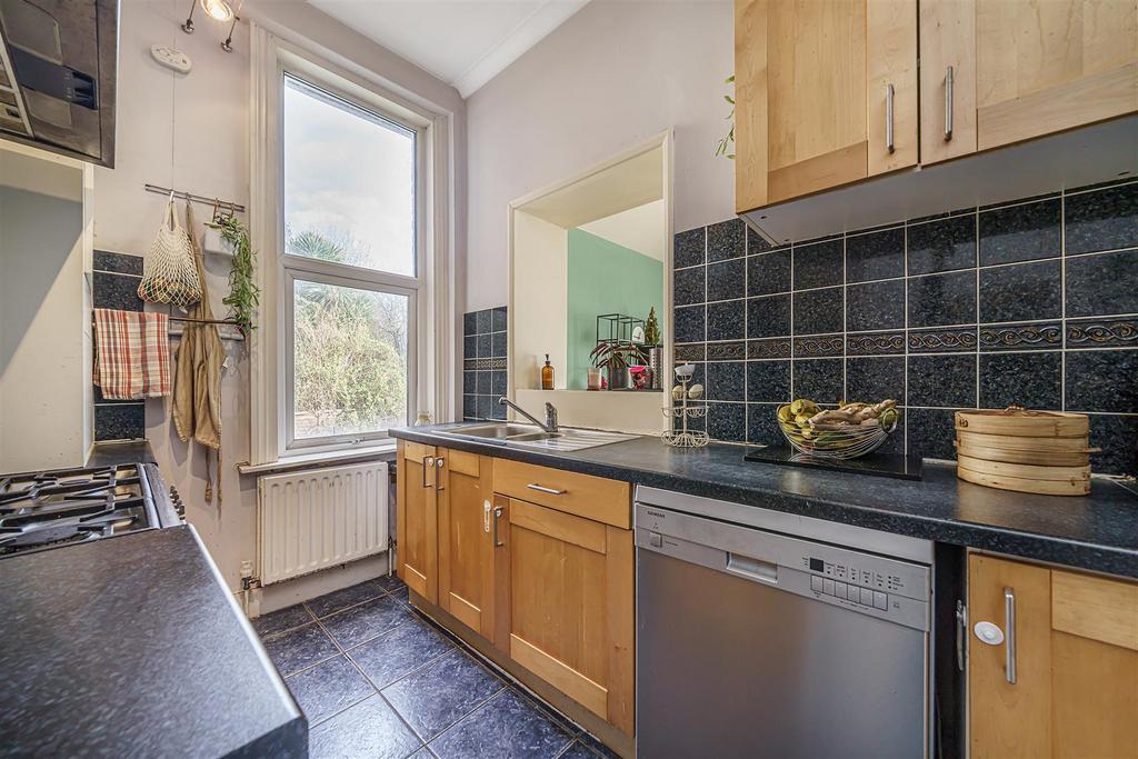 1, 18 Avington Grove-4.JPG
