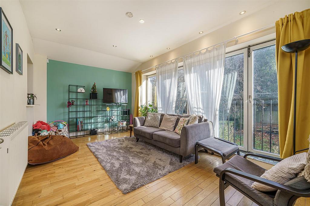 1, 18 Avington Grove-7.JPG