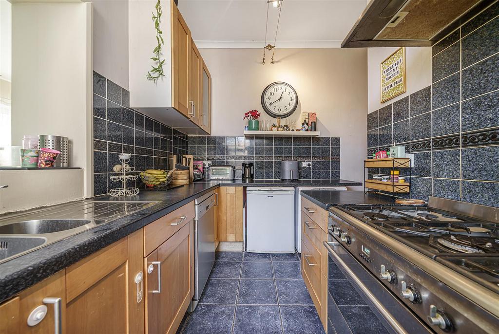 1, 18 Avington Grove-5.JPG
