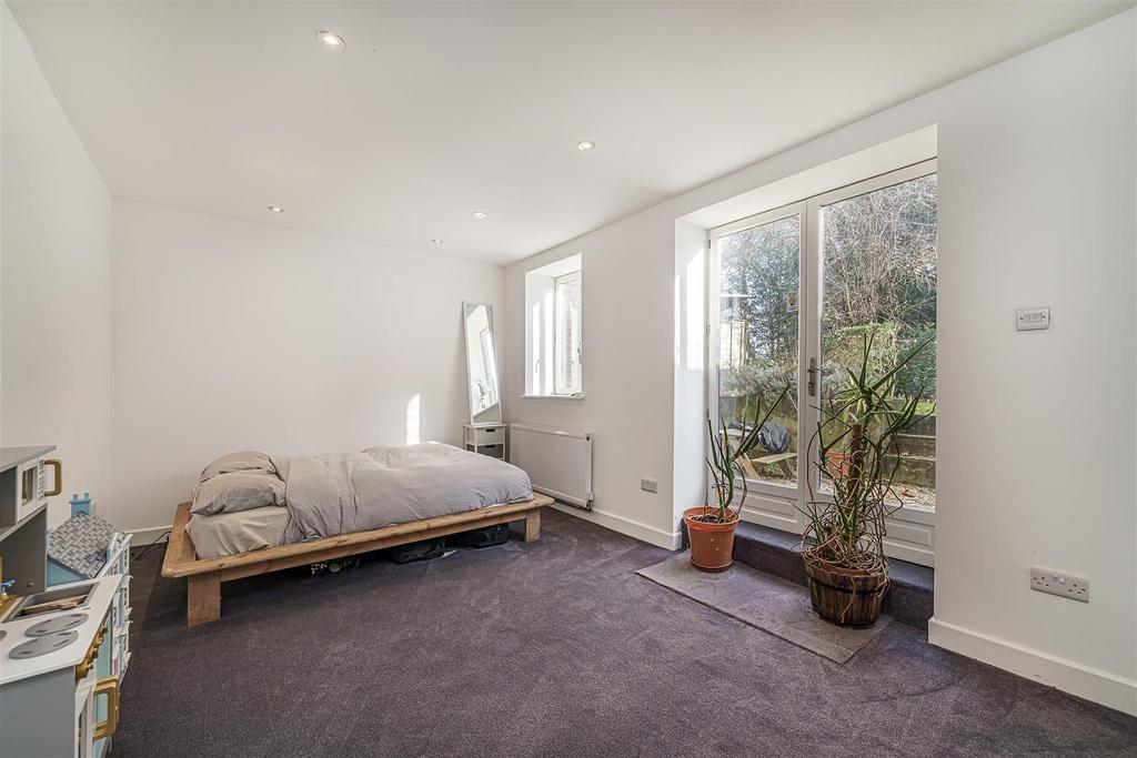 1, 18 Avington Grove-9.JPG