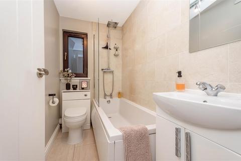 98 Argyll Road, Kinross, KY13 8BL