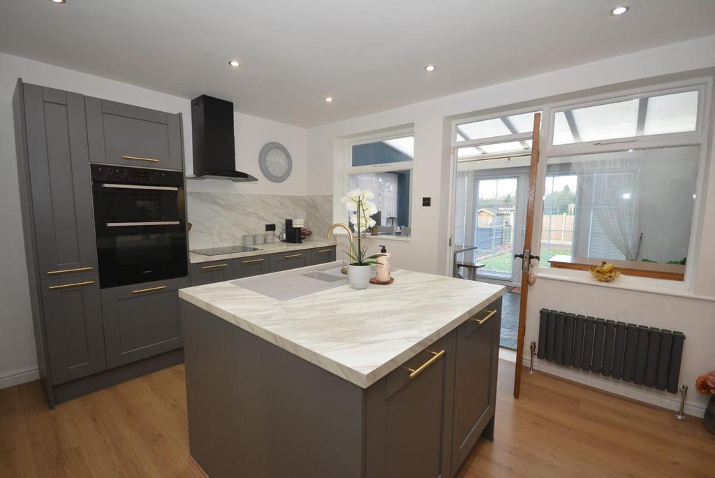 Kitchen 01.jpg