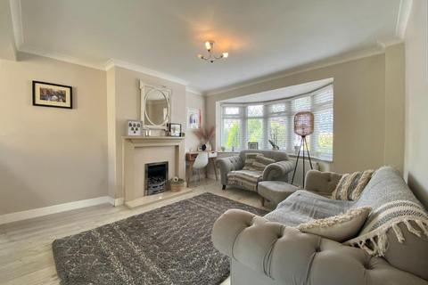 3 bedroom semi-detached house to rent, Hawthorn Close, Timperley