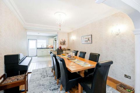 4 bedroom semi-detached house for sale - Bourne Gardens, Chingford