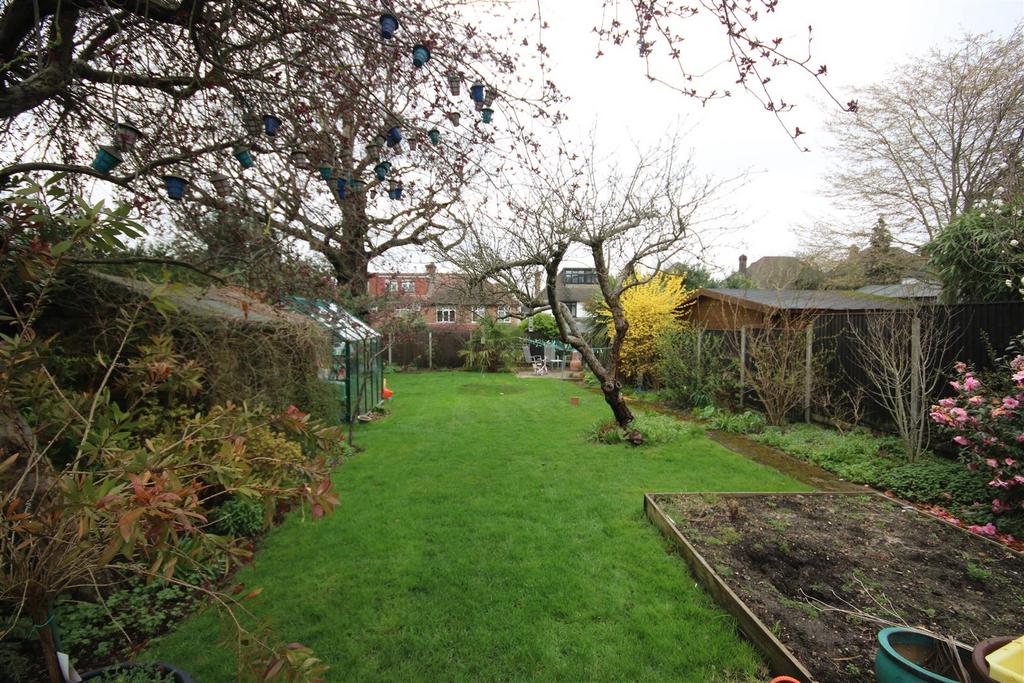 WIDE &amp; LARGE REAR GARDEN: PIC. 1