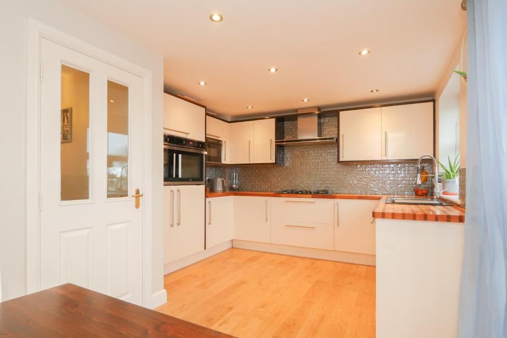 Meadowcroft, Drighlington, BD11 1AZ 5 bed terraced house £290,000