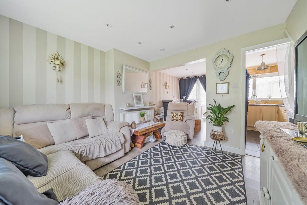 Cleves Way, Ashford 2 bed semidetached house £250,000