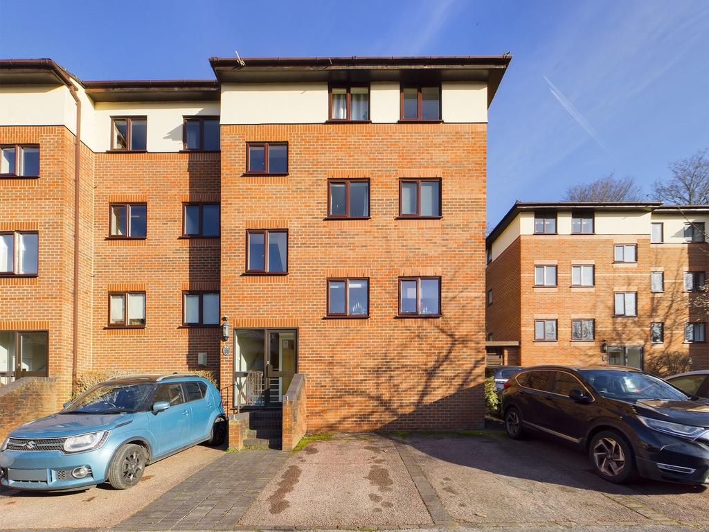Winchester Court, London Road, High HP11 1HB 2 bed flat to