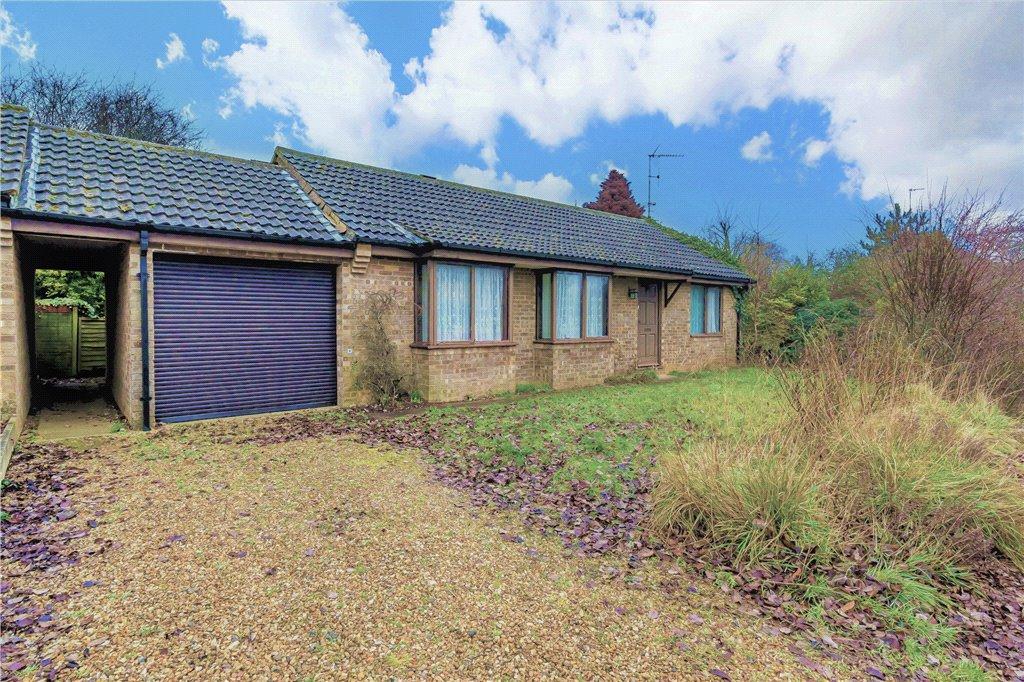 Nightingale Drive, Towcester, Northamptonshire, NN12 2 bed bungalow for