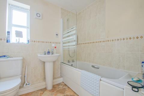 2 bedroom flat to rent, Elmhurst Way, Carterton, Oxfordshire, OX18