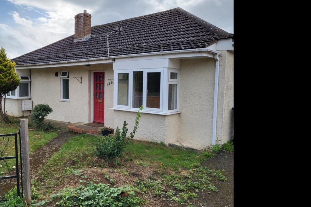 Milestone Road, Carterton, Oxon, OX18 3 bed bungalow £1,300 pcm (£300 pw)