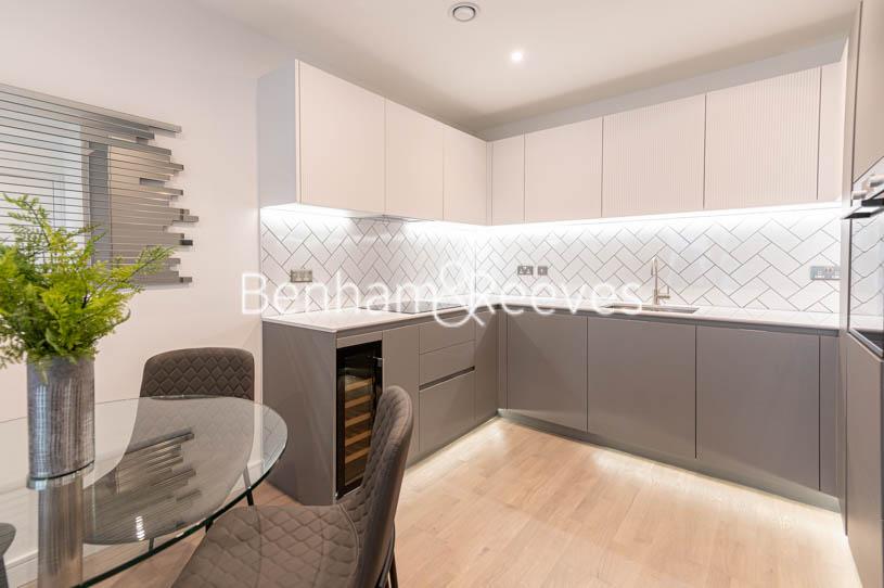 Greenleaf Walk, Southall UB1 1 bed apartment £1,600 pcm (£369 pw)