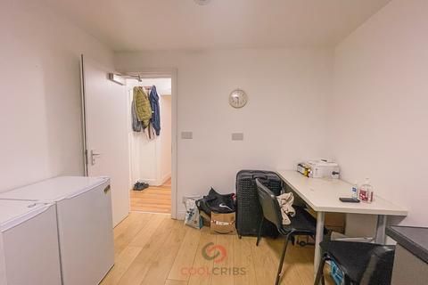 Studio to rent, Kember Street,  N1