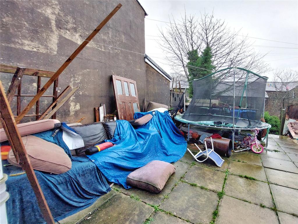 Rear Patio Yard: