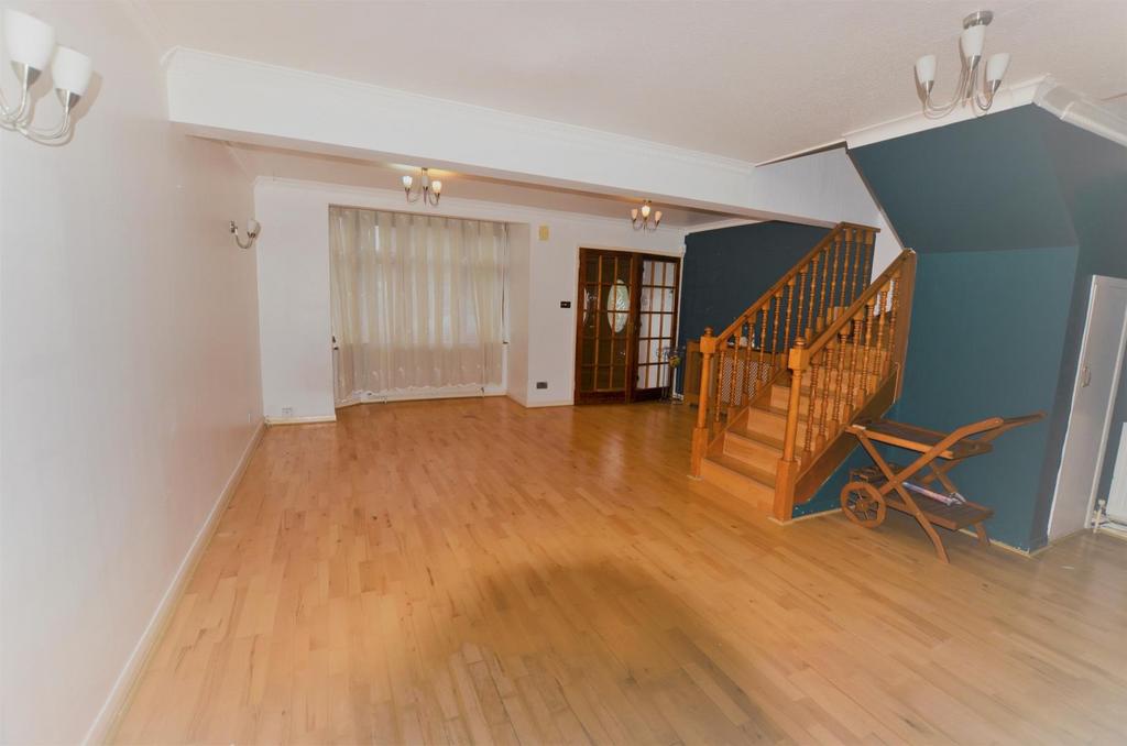 The Fairway, Palmers Green 4 bed semidetached house £2,400 pcm (£554 pw)