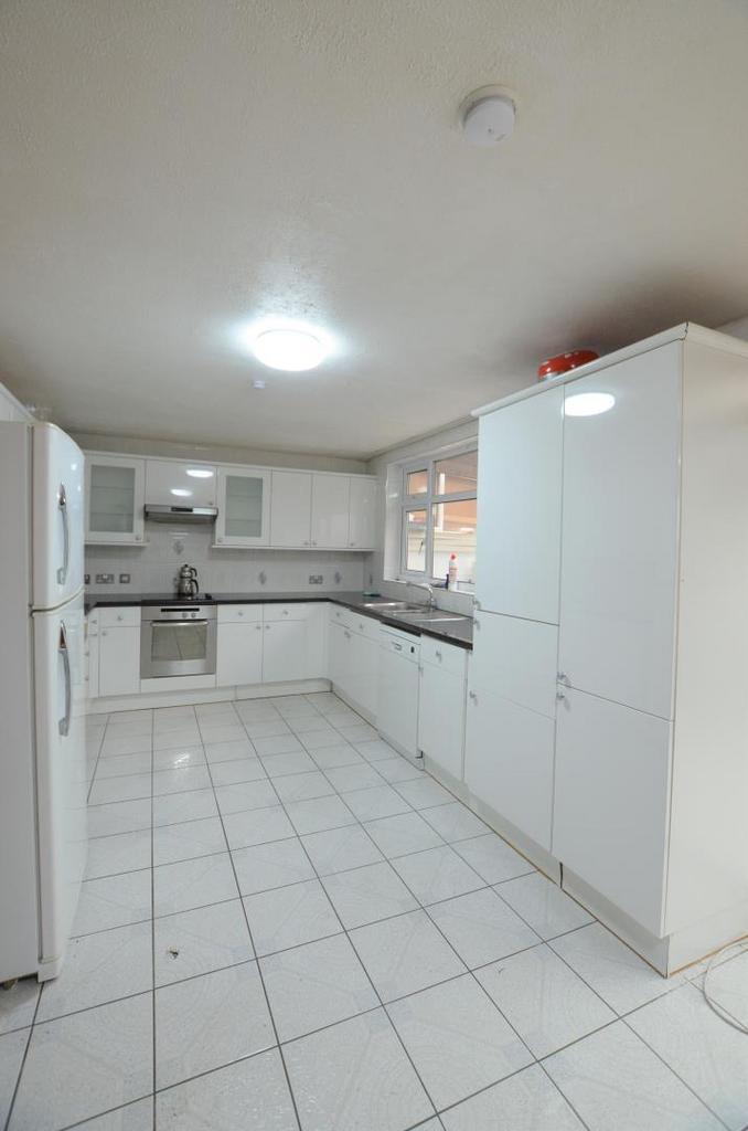 The Fairway, Palmers Green 4 bed semidetached house £2,400 pcm (£554 pw)
