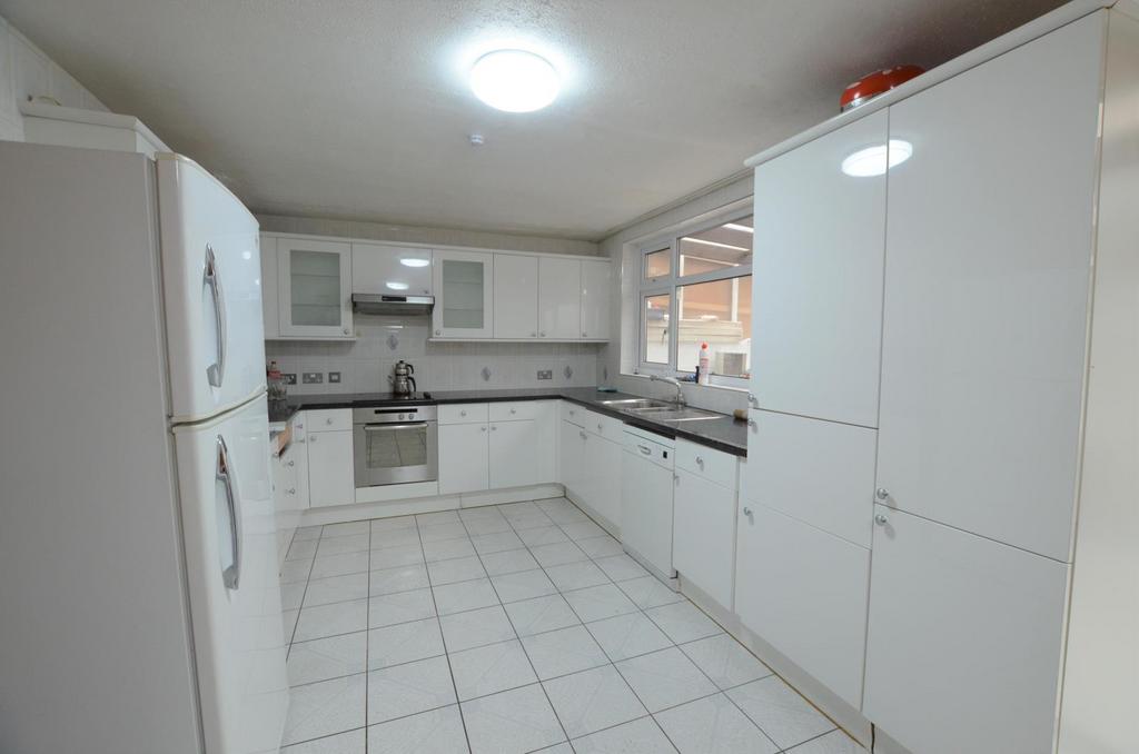 The Fairway, Palmers Green 4 bed semidetached house £2,400 pcm (£554 pw)