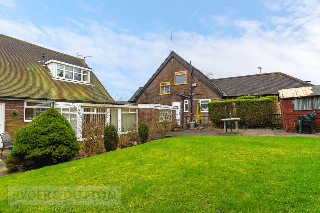 Belmont Avenue, Springhead, Saddleworth, OL4 3 bed detached house £