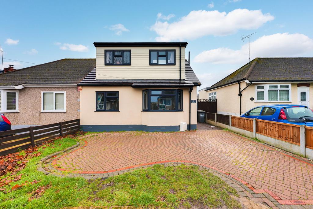 Langdon Road, Rayleigh, SS6 3 bed semidetached house £450,000