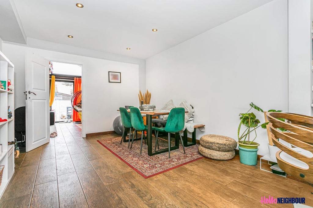 Abbotts Road, Mitcham, London, CR4 5 bed terraced house £3,350 pcm (£