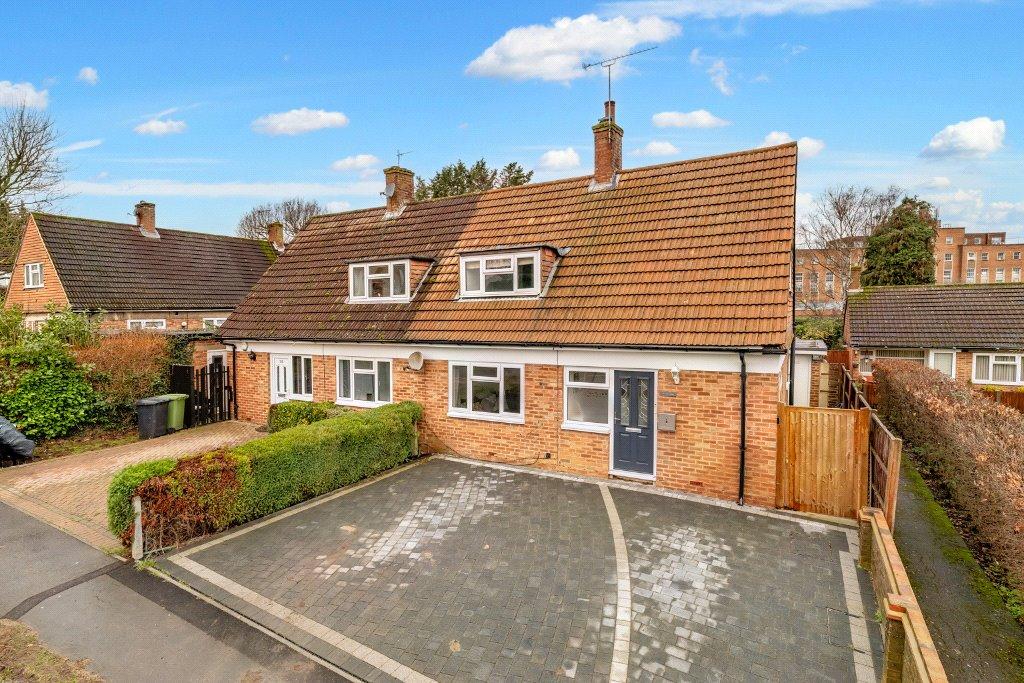 Cleeve Road, Leatherhead, Surrey, KT22 2 bed semidetached house £425,000