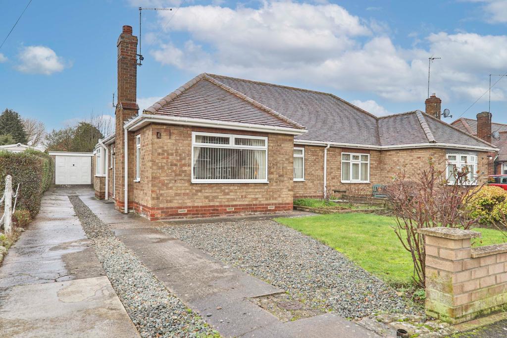 Haydon Close, Willerby, Hull, HU10 6AB 2 bed semidetached bungalow £