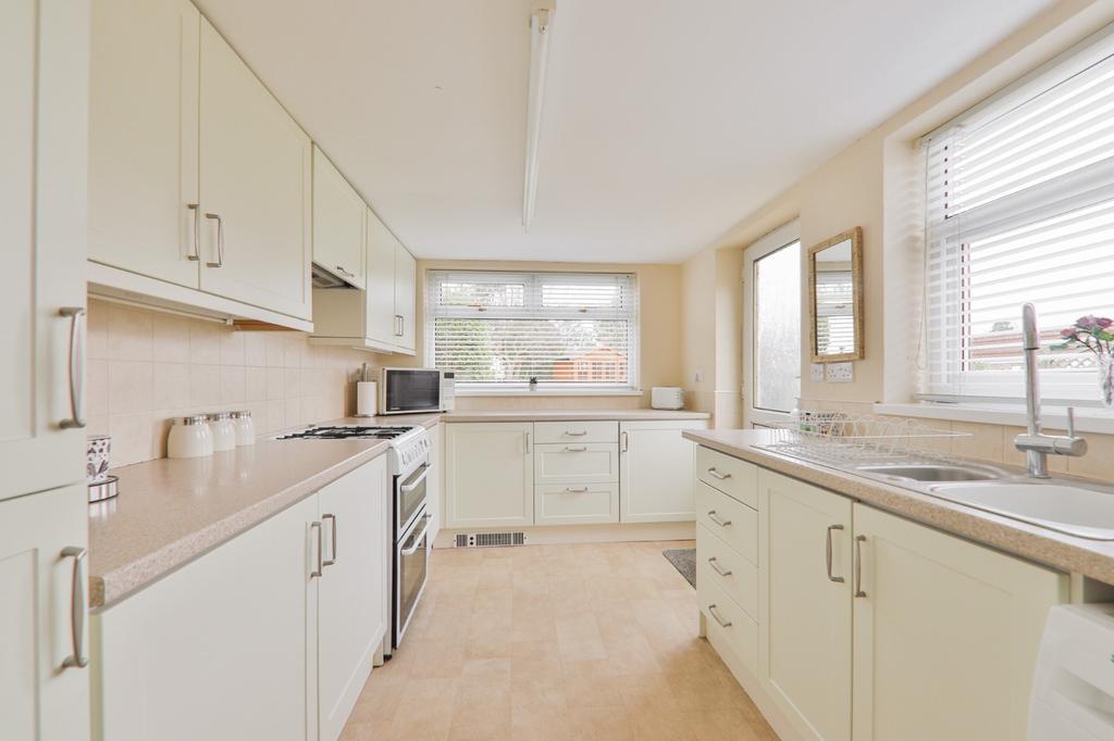 Haydon Close, Willerby, Hull, HU10 6AB 2 bed semidetached bungalow £