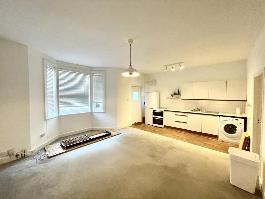 Beautiful Two Bedroom Basement Flat with Garden.