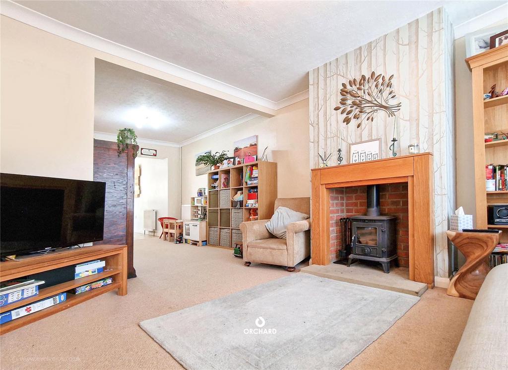 Edinburgh Drive, Ickenham, UB10 3 bed semidetached house £710,000
