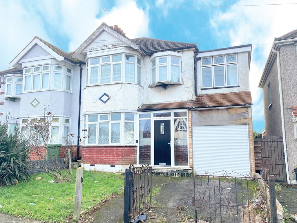 23 Lawns Way, Romford 4 bed semidetached house £250,000