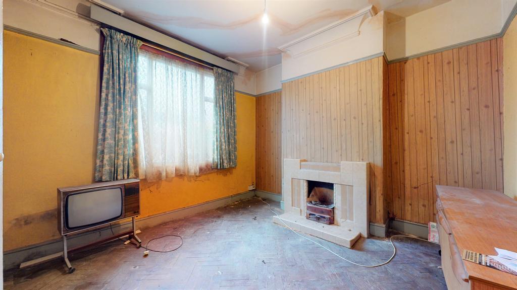 45 Holtwhites Hill, Enfield 3 bed terraced house £300,000