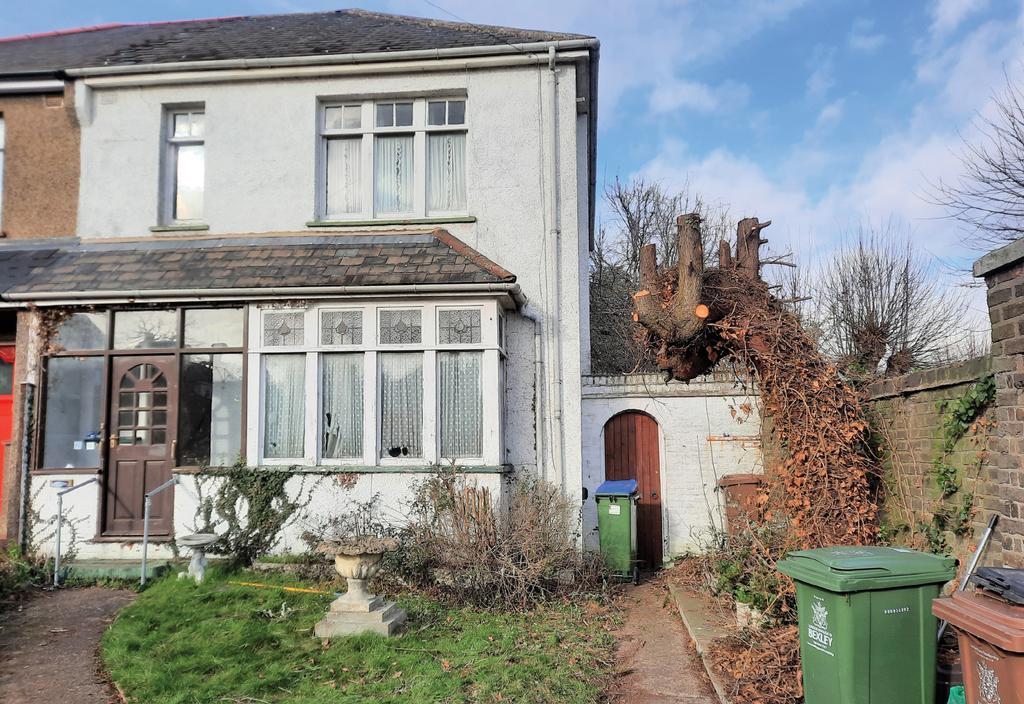 198 Park Crescent, Erith, Kent 3 bed semidetached house £150,000